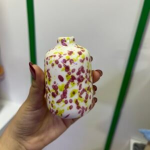 florero blanco con manchas