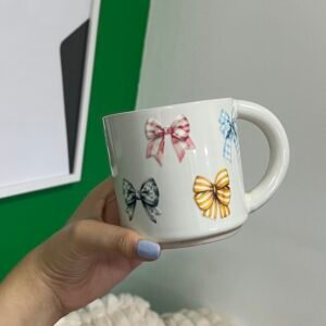 Taza con lazos