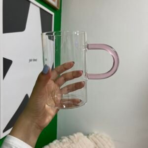 Taza transparente con asa rosada