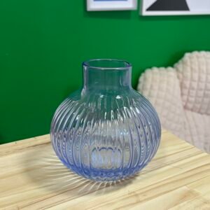 Florero azul de vidrio con lineas en relieve
