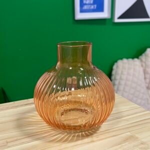 Florero naranja de vidrio con lineas en relieve