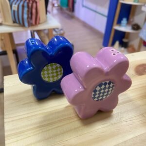 Salero y pimentero flores azul y rosa