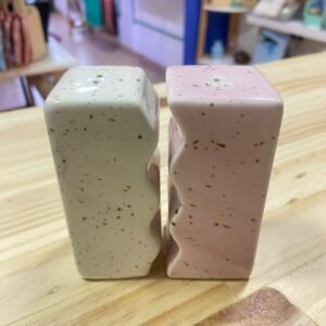 Salero y pimentero ondas rosa y beige