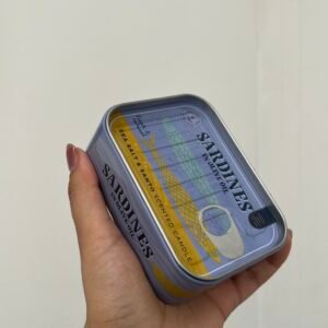 Vela aromática con diseño de lata azul