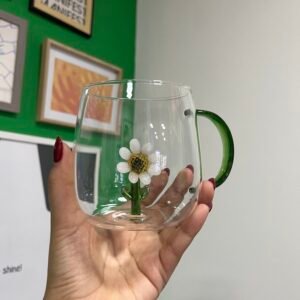 Taza relieve margarita blanca con verde de vidrio