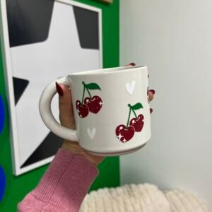 Taza cerezas con corazones