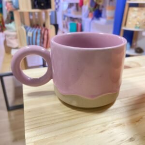 Taza rosa con dona glaseada