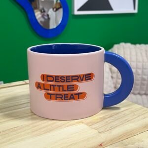 Taza rosada con azul y frase ‘i deserve a little treat’