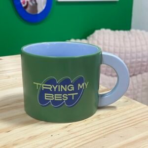 Taza verde con celeste y frase ‘trying my best’
