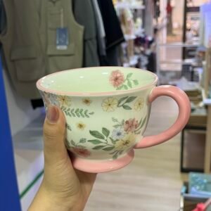Taza floral rosada y beige