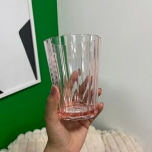 Vaso plástico con ondas rosadas