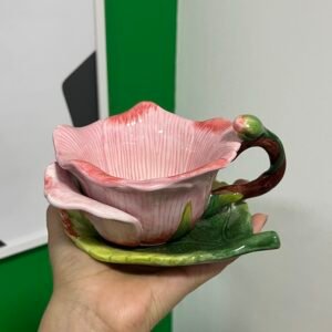 Taza flor rosada con plato hoja