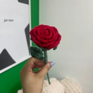 Flor rosa roja tejida