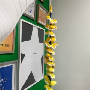 Colgante para decorar tejido amarillo