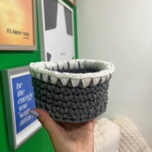 Canasta gris con blanco tejida