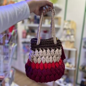 Bolso tejido con tonos café, beige, rojo y vino