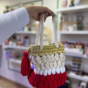 Bolso tejido con tonos amarillo, beige, blanco y rojo