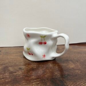 Taza con cerezas y flores
