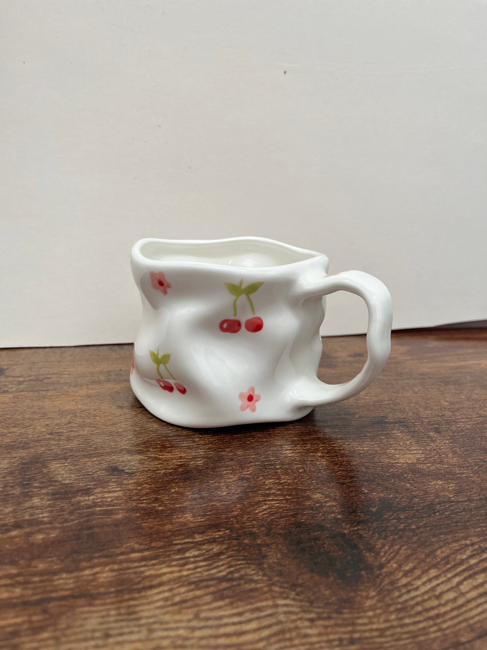 Taza con cerezas y flores Taza con cerezas y flores
