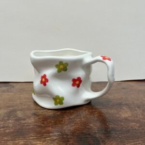 Taza con flores verdes y rojas