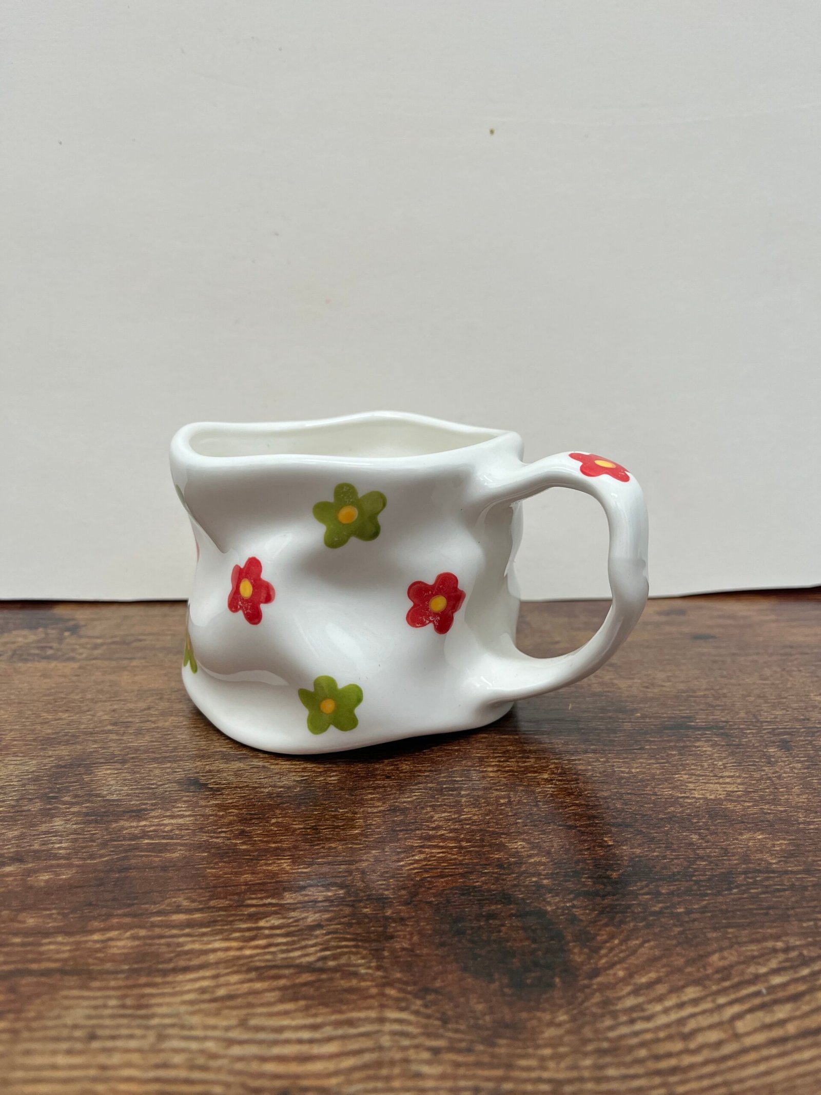 Taza con flores verdes y rojas Taza con flores verdes y rojas