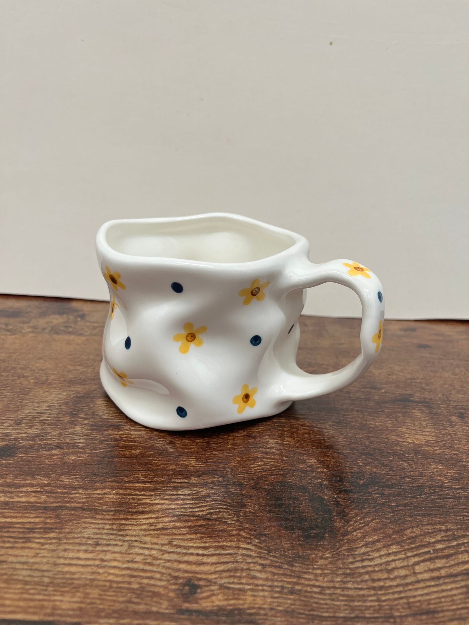 Taza con flores amarillas y puntos Taza con flores amarillas y puntos
