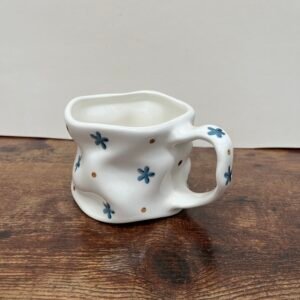 Taza con flores azules y puntos