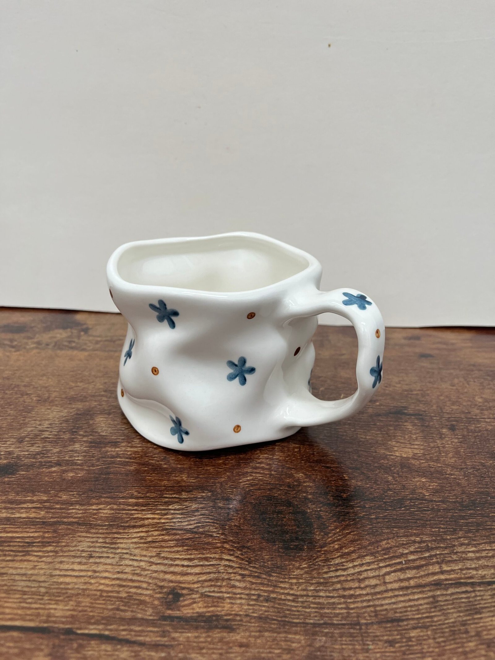 Taza con flores azules y puntos Taza con flores azules y puntos