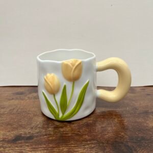 Taza con tulipan amarilla