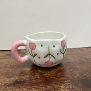Taza rosada con flores