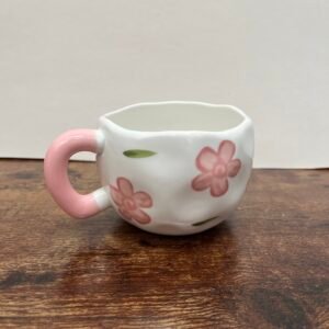 Taza rosada con flores