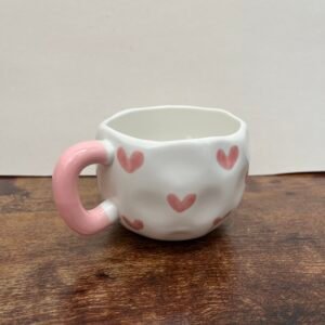 Taza rosada con corazones
