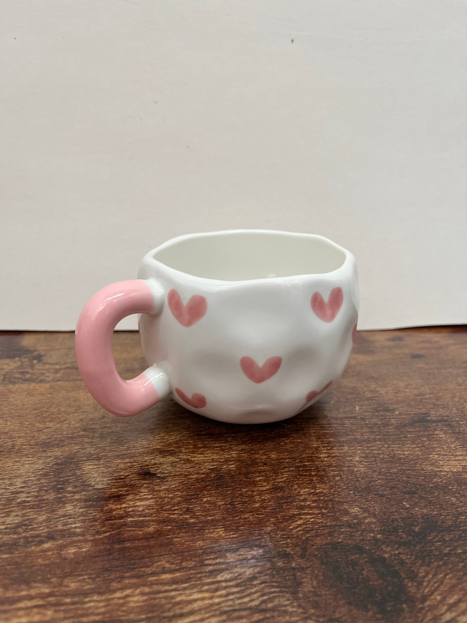 Taza rosada con corazones Taza rosada con corazones