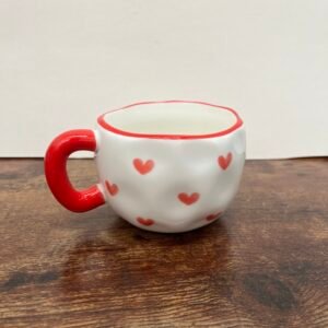 Taza roja con corazones